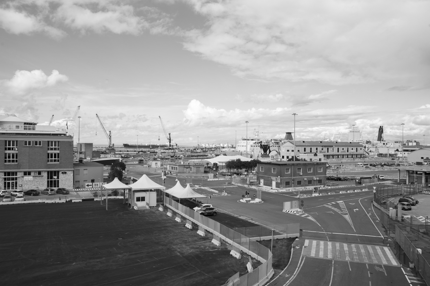 43&deg;33'36"N 10&deg;19'1"E Livorno harbour landscape, 2024