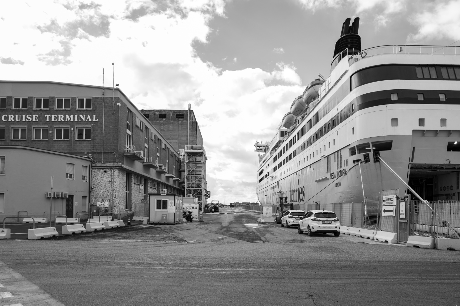 43&deg;33'36"N 10&deg;19'1"E Livorno harbour landscape, 2024