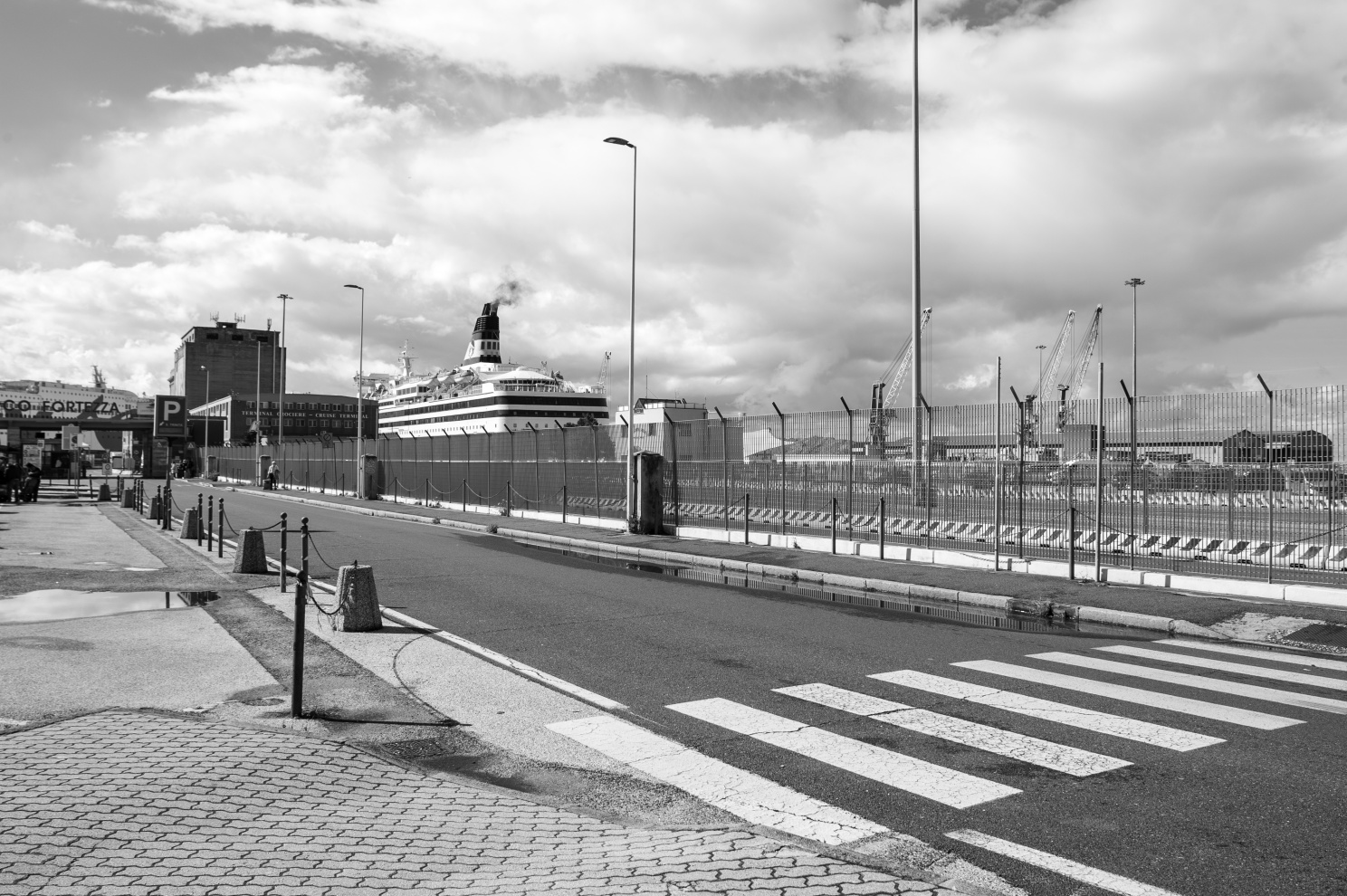 43&deg;33'36"N 10&deg;19'1"E Livorno harbour landscape, 2024