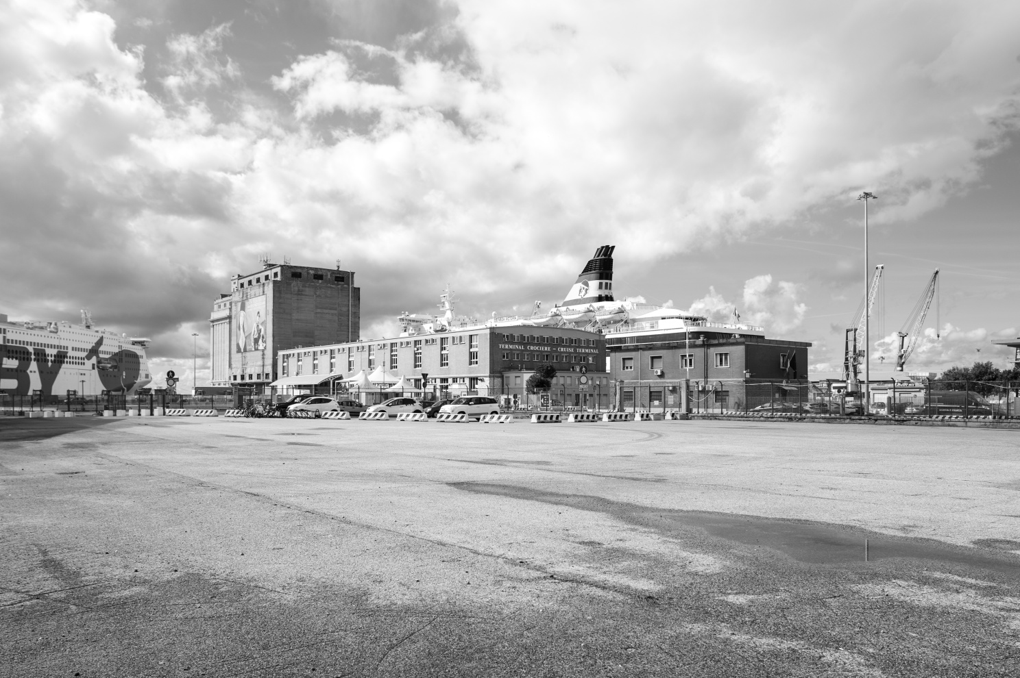 43&deg;33'36"N 10&deg;19'1"E Livorno harbour landscape, 2024