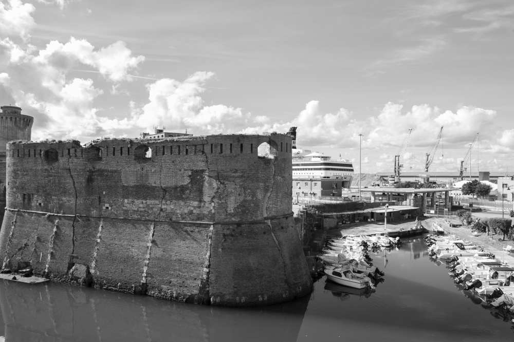 43°33'36"N 10°19'1"E Livorno harbour landscape, 2024